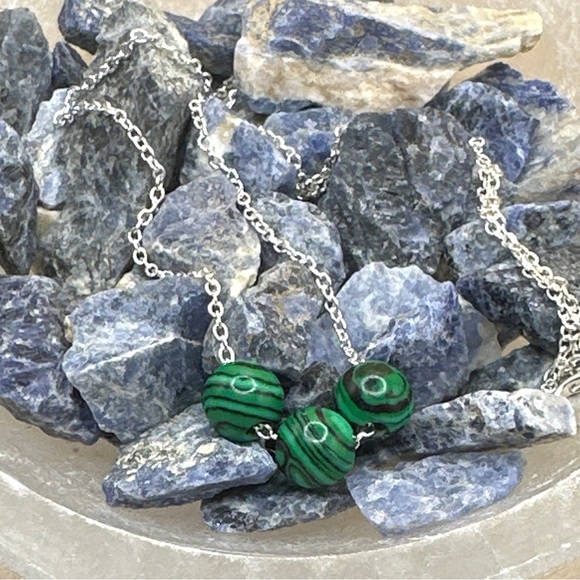 Malachite Trinity prosperity dainty necklace 925 silver stamped/malachite dainty - Picture 3 of 7
